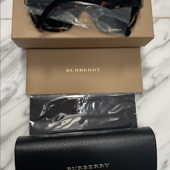 BURBERRY CLASSIC SQUARE SHAPE WITH A BLACK ON TOP OF HAVANA SUNGLASSES - Picture 6 of 16